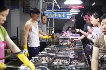 老青岛人的仲夏夜：“哈啤酒，吃蛤蜊”