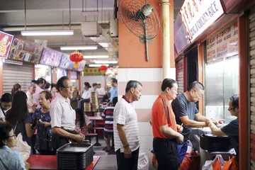 老配方，新面孔：小贩中心的年轻人