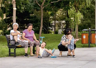 二孩养育成本，谁来与母亲共担？