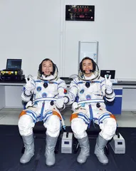 景海鹏和陈冬：执行新任务的航天员升空