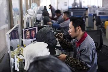 “特朗普”面具生产记