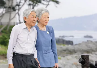 日本天皇退位：传统的曲折更新2
