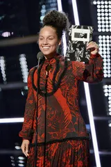 从“半脸妆”到全素颜：我们究竟该不该化妆