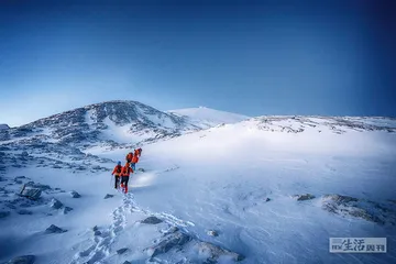 诱惑的雪山与倒在山上的年轻人0