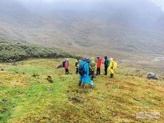 诱惑的雪山与倒在山上的年轻人1