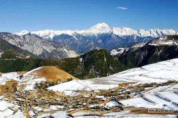 诱惑的雪山与倒在山上的年轻人3