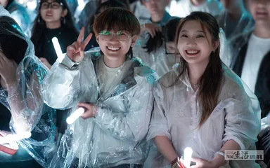 “凤凰传奇”开唱：年轻人的“军训”现场1