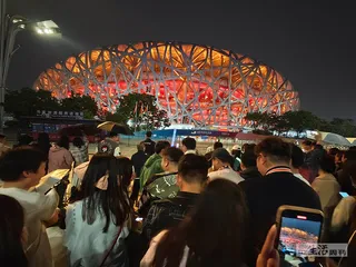 “凤凰传奇”开唱：年轻人的“军训”现场3