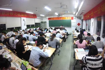 在宿舍离世的58岁高三教师1