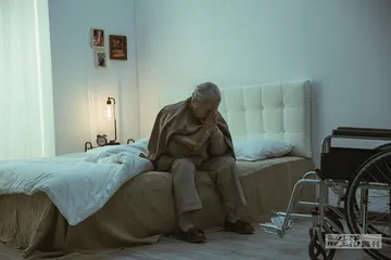 一个弟弟照护两个姐姐的28年