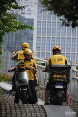 一位23岁的外卖员倒在街头1