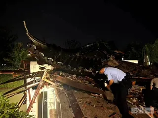 凉亭坍塌：倒在风雨中的外地务工者