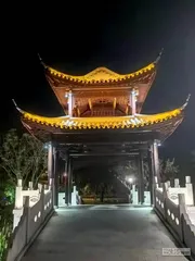 凉亭坍塌：倒在风雨中的外地务工者1