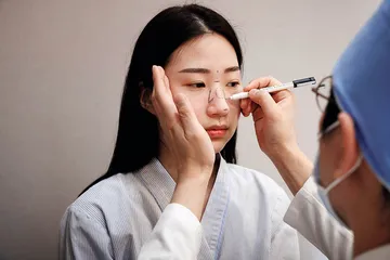 中国女孩赴韩国抽脂后去世：“追美”背后的危险代价