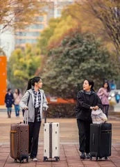 两代母亲：一个背向世界，一个面向世界
