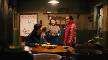 两代母亲：一个背向世界，一个面向世界2