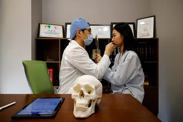 赴韩整形乱象：下沉的求美豪赌1