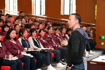 高校辅导员：多重角色的困境3