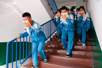 县中踩踏事件：超大班级与拥挤的厕所