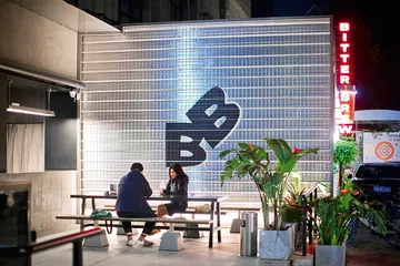 喝一口“中年危机”，酿一桶“稳中带甩”2