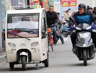 女教师被撞身亡：乡村公路上的“老头乐”隐患