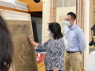 在美国博物馆修复中国书画