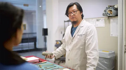在美国博物馆修复中国书画1