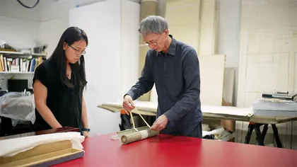 在美国博物馆修复中国书画4