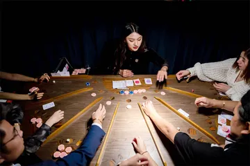 《金钱世界》：现实的“拟像”