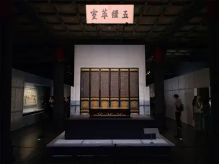 案头典籍，由五经萃室开始观看