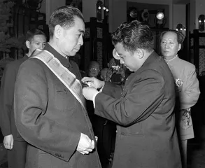 从“双龙宝星”到友谊勋章：中外勋章互授记