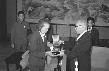 从“双龙宝星”到友谊勋章：中外勋章互授记11