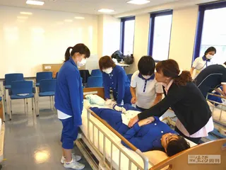 日本养老介护：少子化下的人力资源大考1