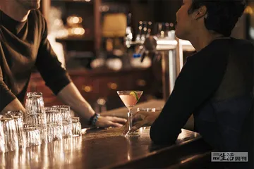 县城酒吧里的未成年气氛组