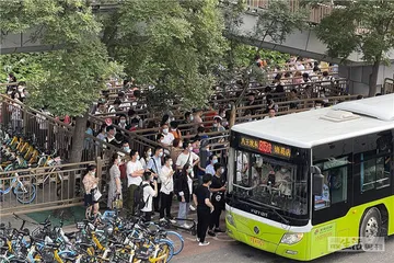 地铁与郊区的保障房1