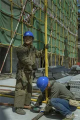 正变得稀缺的建筑工人