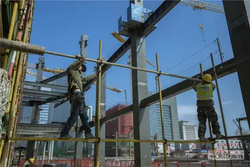正变得稀缺的建筑工人1