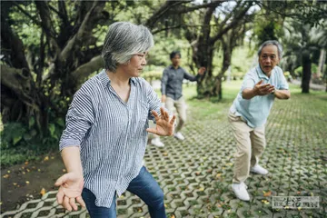 养老院里的困境：当只有老人照顾老人1