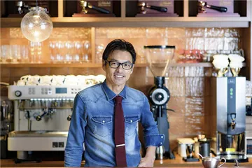 冈田在那里，去喝杯咖啡吧