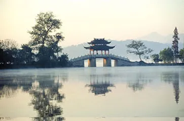 西湖因何而贵？