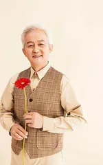 银发“短剧王”，人生再开机