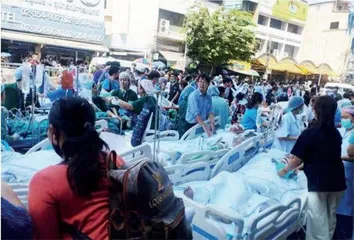 废墟下获救的孕妇、被埋60小时的幼童1