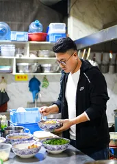周老六锅盔牙子：咸阳版“肉夹馍”