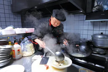 老章家绩溪徽菜馆，夫妻店与山野风味