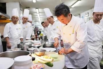 小城大店里的情义