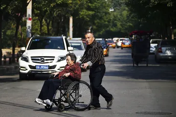 经济增速回落期：危机与改革