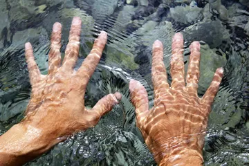 手指泡水后为什么会起皱？