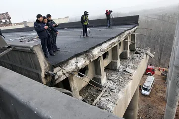 河南义昌大桥垮塌：花炮威力与桥梁质量