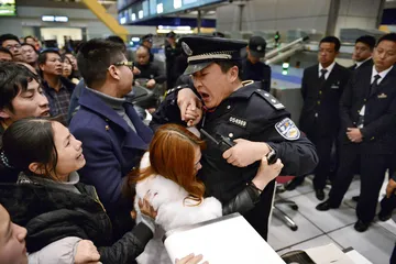 瘫痪的机场：一场大雾引发的滞留与乱象1