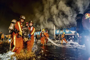 上海批发市场大火：安全淡漠、监管失职与赔偿风波